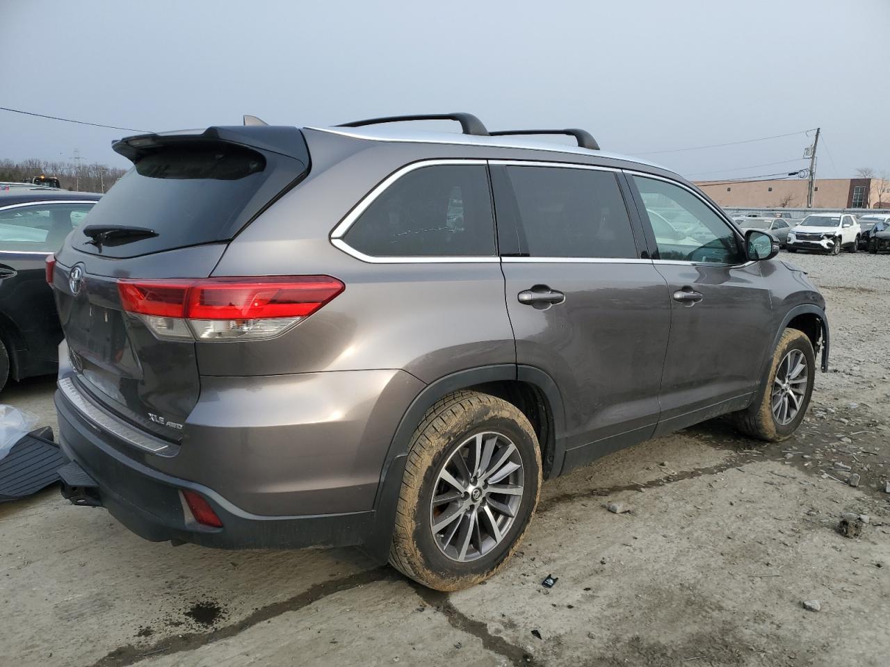 2019 Toyota Highlander VIN 5TDJZRFH6KS621092 Copart auction photo, front end damage thumbnail 3