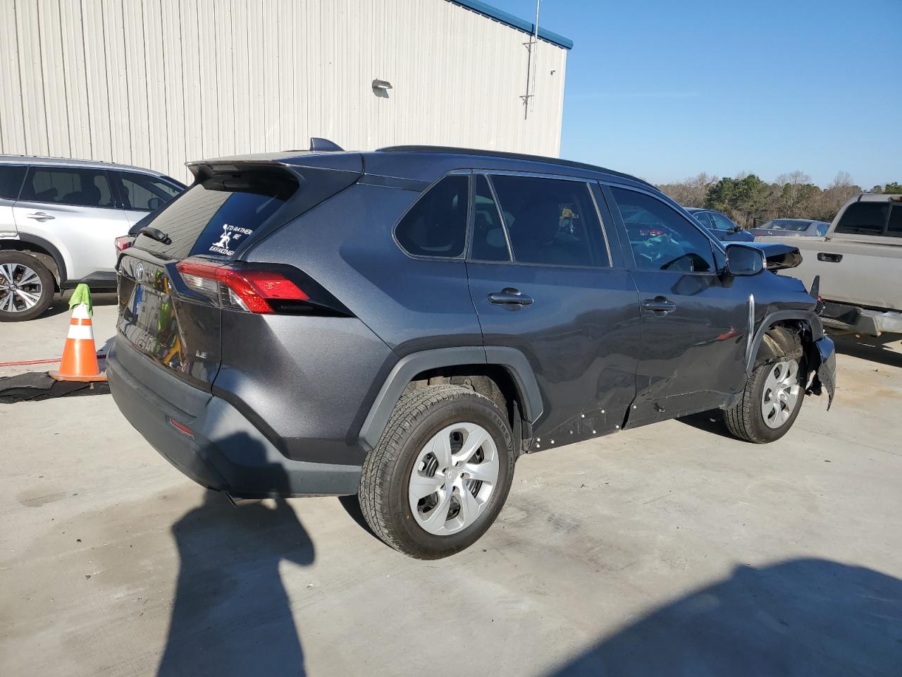 2021 Toyota RAV 4 VIN 2T3K1RFV2MC092633 Copart auction photo, front end / side damage thumbnail 3