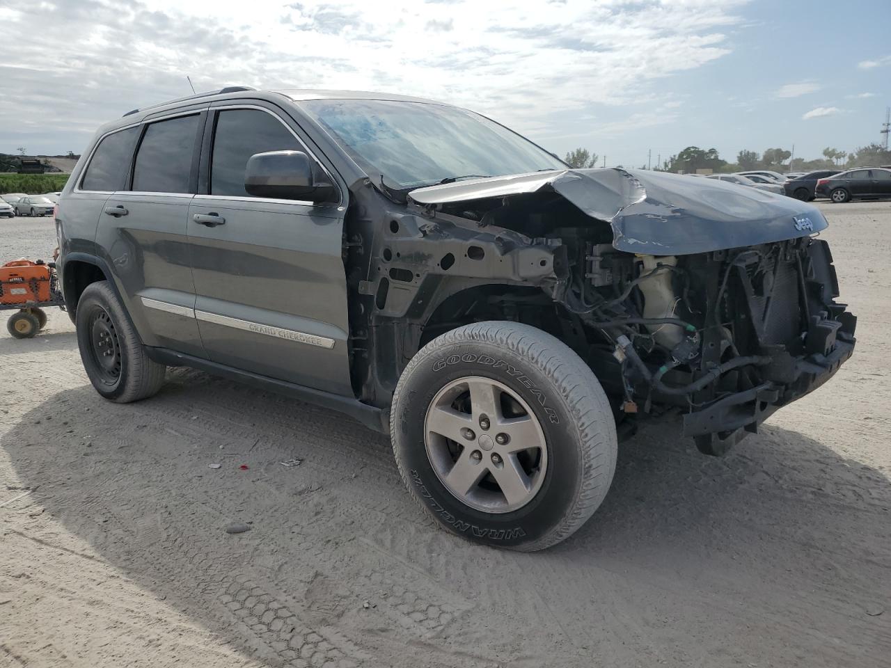 2013 Jeep Grand Cherokee VIN 1C4RJEAG9DC561444 Copart auction photo, front end / minor dent/scratches damage thumbnail 4