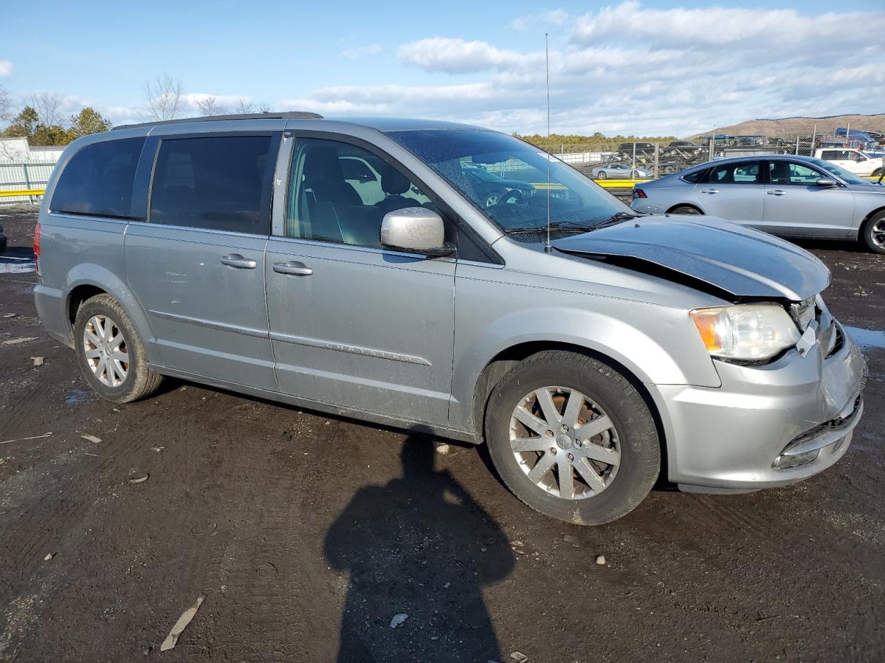 2014 Chrysler Town & Country VIN 2C4RC1BG0ER449285 Copart auction photo, front end / minor dent/scratches damage thumbnail 4
