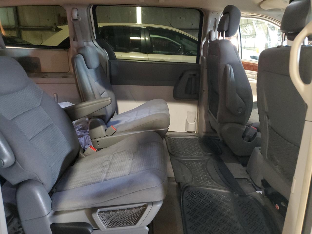 2010 Chrysler Town & Country VIN 2A4RR5D17AR501109 Copart auction photo, front end / minor dent/scratches damage thumbnail 11