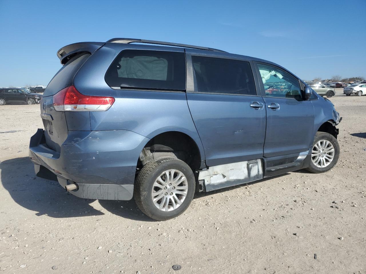 2014 Toyota Sienna VIN 5TDYK3DC9ES455940 Copart auction photo, front end / rear end damage thumbnail 3