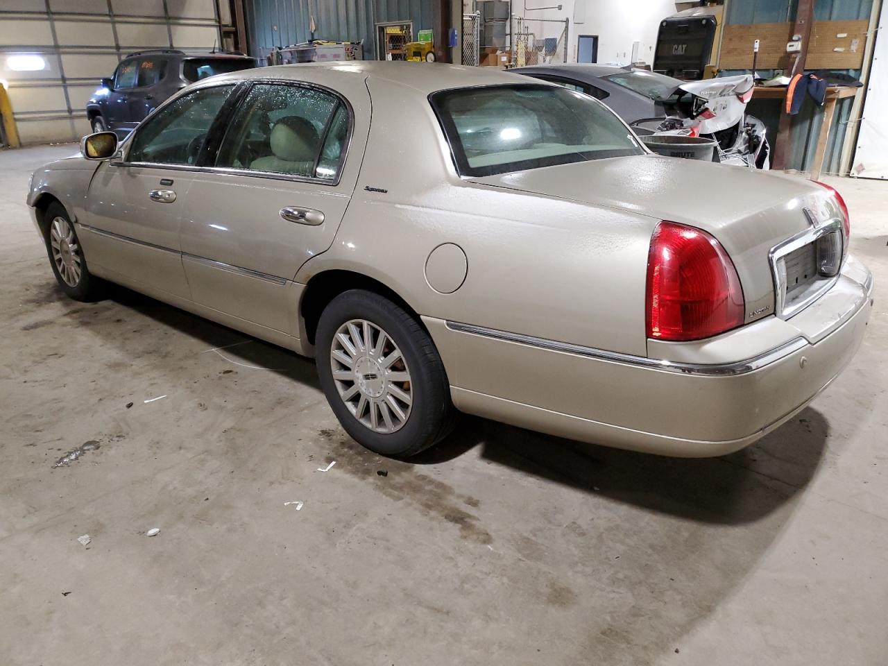 2004 Lincoln Town Car VIN 1LNHM81W34Y683629 Copart auction photo, front end / minor dent/scratches damage thumbnail 2