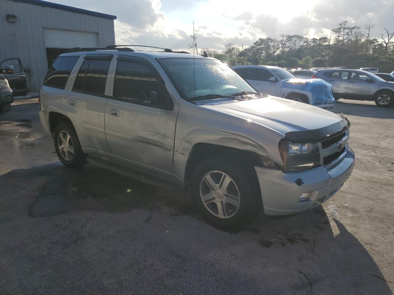 2007 Chevrolet TrailBlazer VIN 1GNDS13S272277351 Copart auction photo, front end / minor dent/scratches damage thumbnail 4