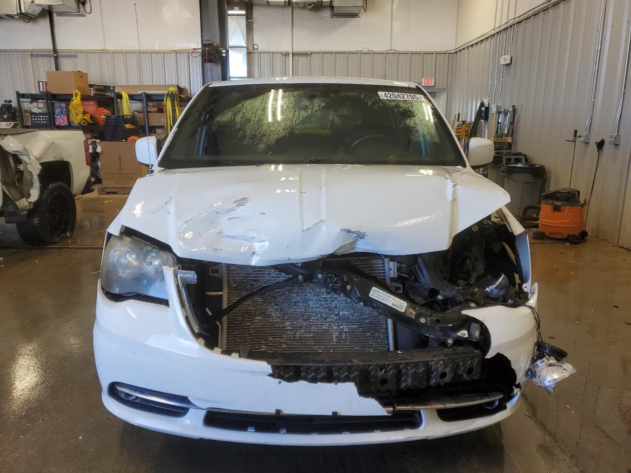 2014 Chrysler Town & Country VIN 2C4RC1HG0ER472251 Copart auction photo, front end damage thumbnail 5