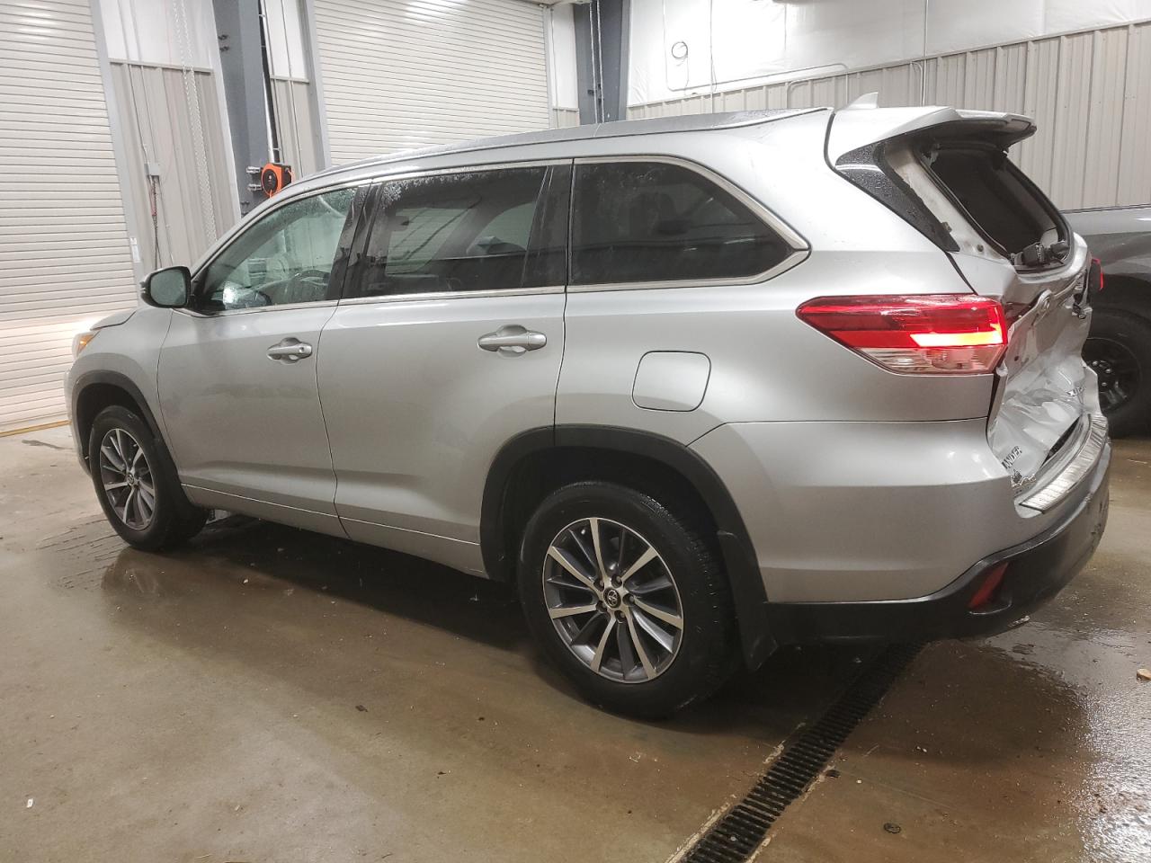 2018 Toyota Highlander VIN 5TDJZRFH3JS555082 Copart auction photo, rear end damage thumbnail 2