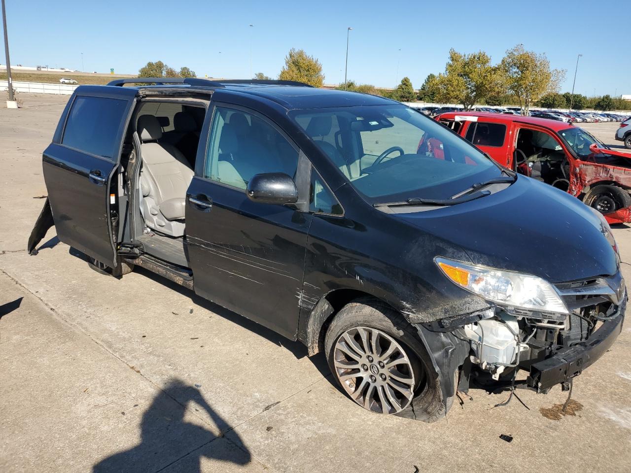 2019 Toyota Sienna VIN 5TDYZ3DC6KS971793 Copart auction photo, front end / rear end damage thumbnail 4