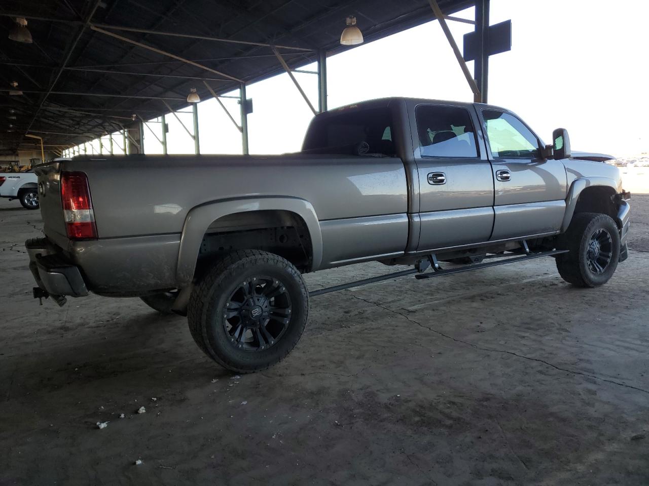 2006 Chevrolet Silverado VIN 1GCHK23D66F146433 Copart auction photo, front end damage thumbnail 3
