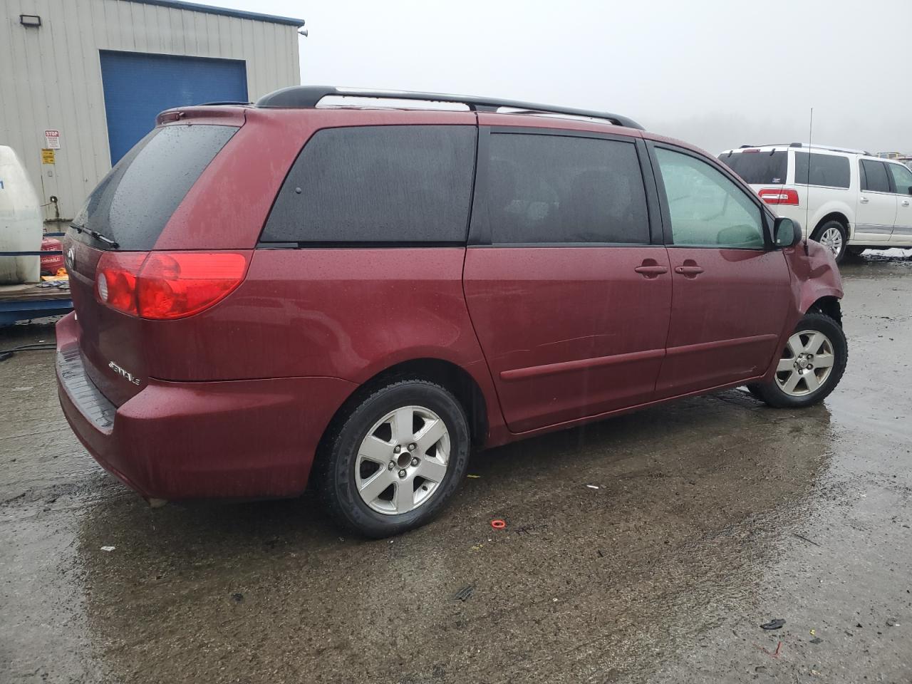 2010 Toyota Sienna VIN 5TDKK4CC4AS300879 Copart auction photo, front end damage thumbnail 3