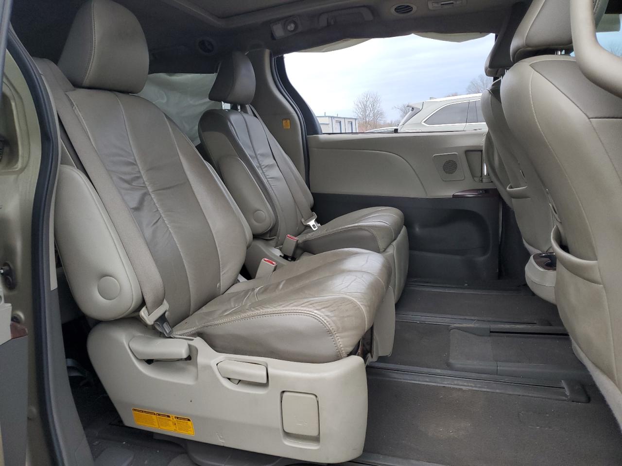 2011 Toyota Sienna VIN 5TDDK3DC2BS005654 Copart auction photo, side / minor dent/scratches damage thumbnail 11