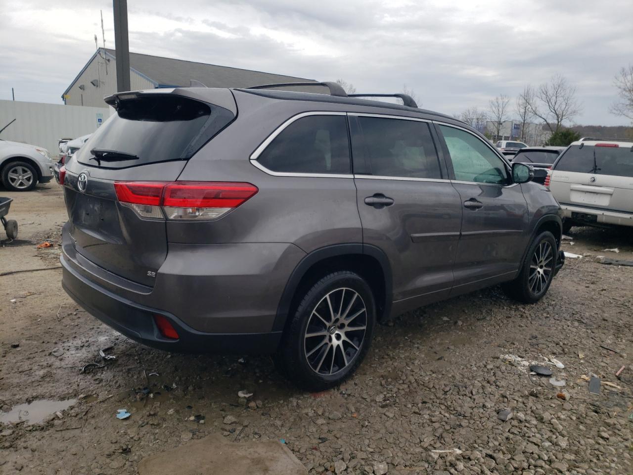 2018 Toyota Highlander VIN 5TDKZRFH0JS531018 Copart auction photo, front end damage thumbnail 3