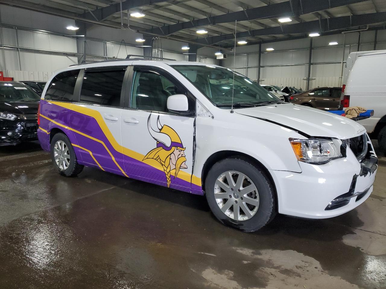 2015 Chrysler Town & Country VIN 2C4RC1BG1FR561482 Copart auction photo, front end damage thumbnail 4