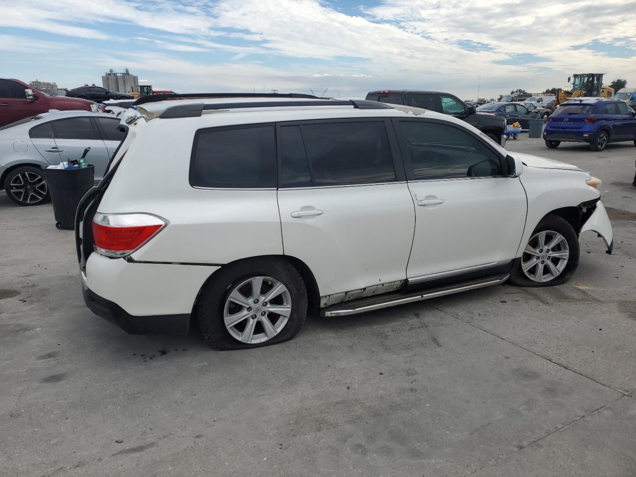2013 Toyota Highlander VIN 5TDBK3EH4DS215564 Copart auction photo, rear end / front end damage thumbnail 3