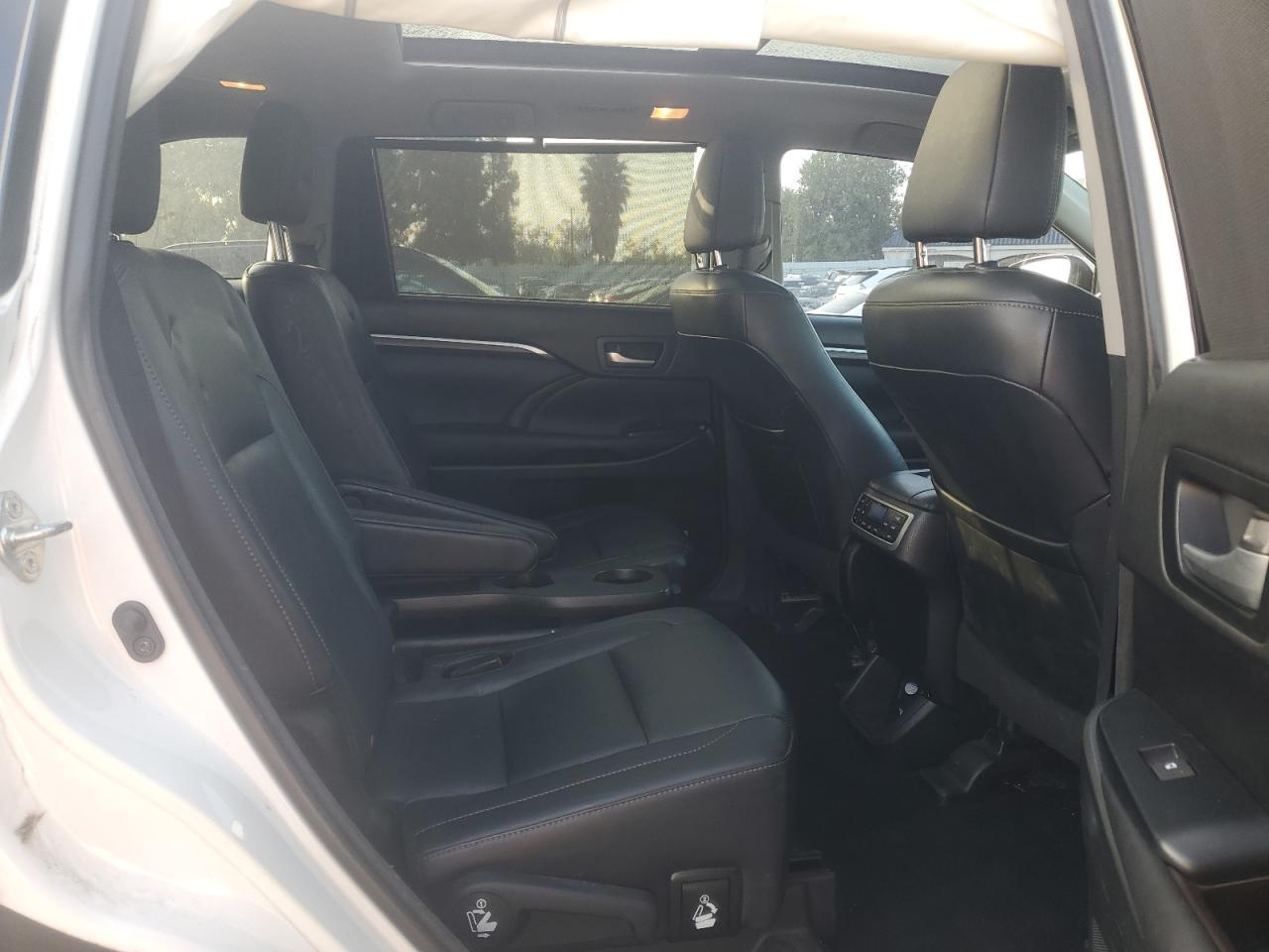 2015 Toyota Highlander VIN 5TDDKRFH0FS207720 Copart auction photo, side / front end damage thumbnail 11