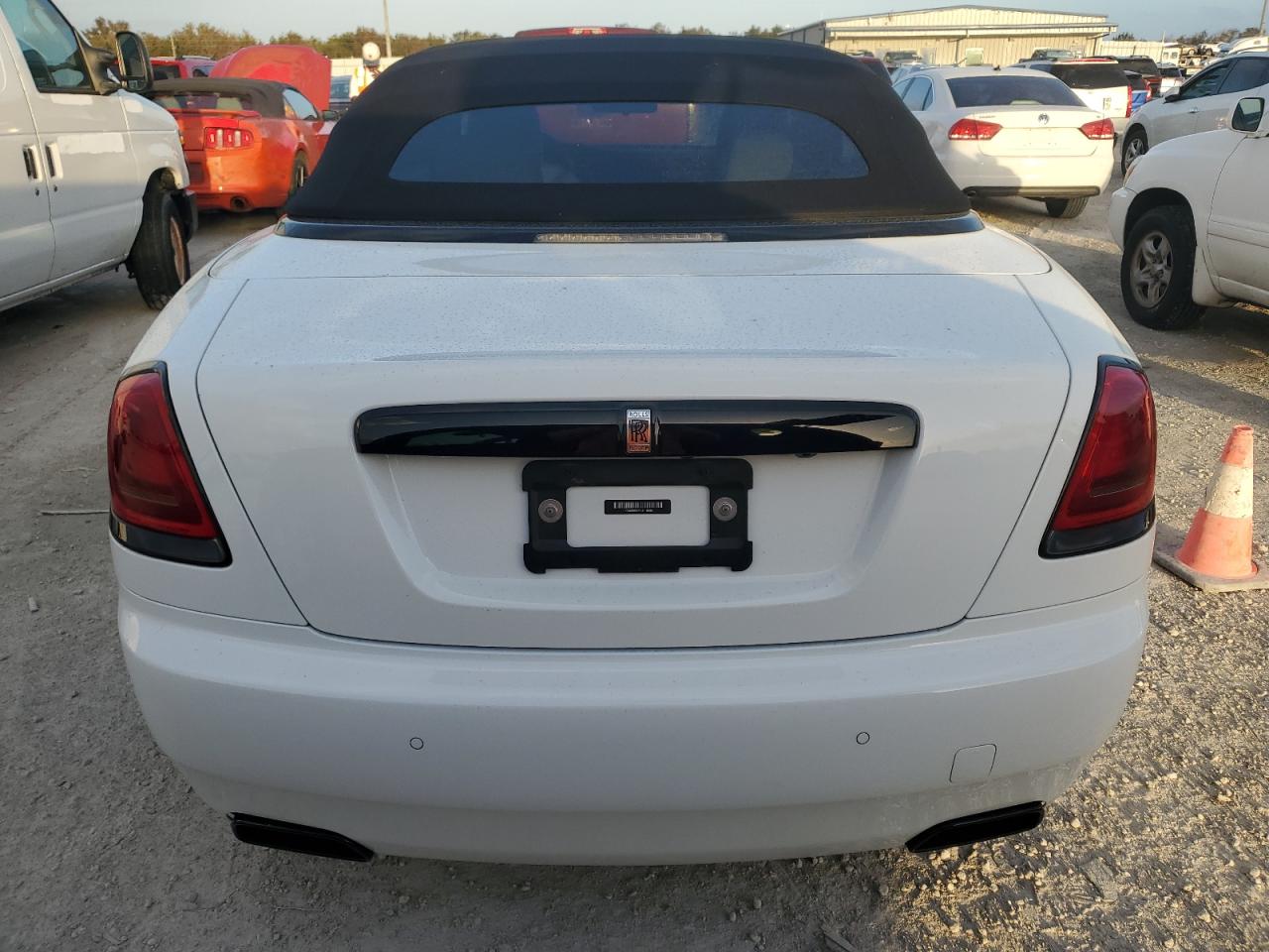 2019 Rolls-Royce Dawn VIN SCA666D58KU118205 Copart auction photo, water/flood damage thumbnail 6
