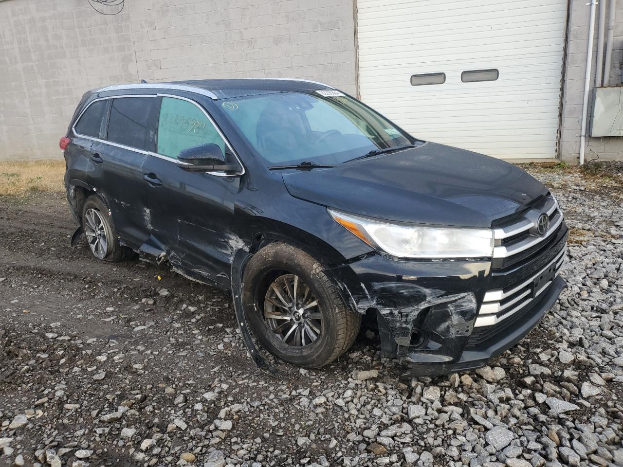 2018 Toyota Highlander VIN 5TDJZRFH5JS557612 Copart auction photo, side / rear end damage thumbnail 4