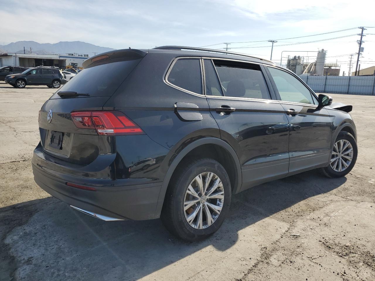 2020 Volkswagen Tiguan VIN 3VV1B7AX1LM163617 Copart auction photo, front end / side damage thumbnail 3