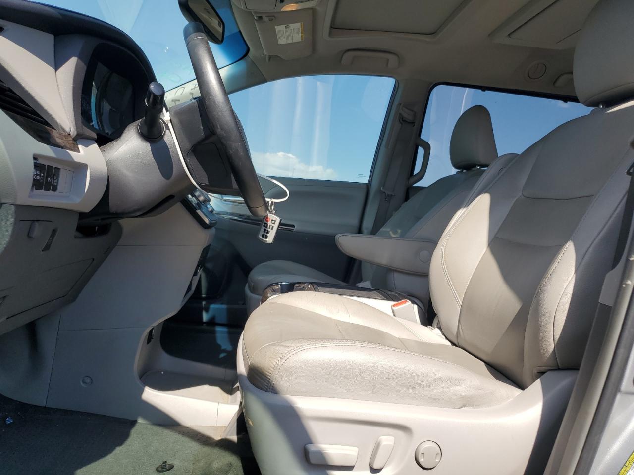 2015 Toyota Sienna VIN 5TDYK3DC2FS603654 Copart auction photo, front end damage thumbnail 7