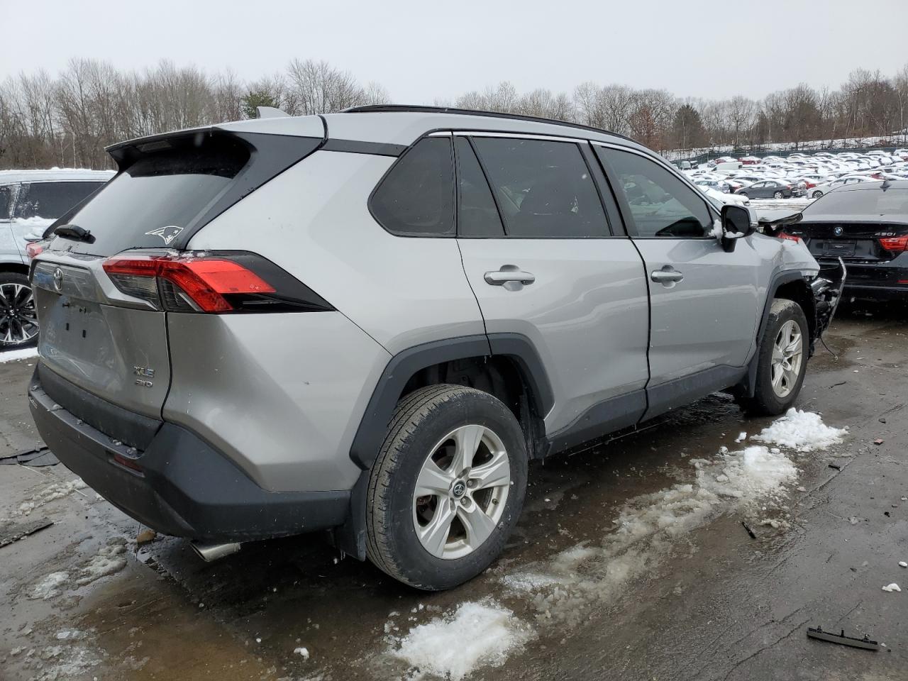 2019 Toyota RAV 4 VIN 2T3P1RFV7KW073948 Copart auction photo, front end / side damage thumbnail 3