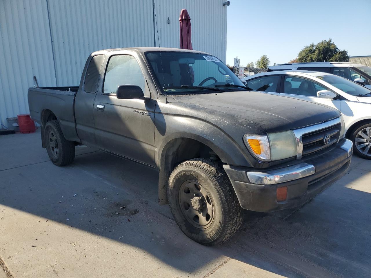 1999 Toyota Tacoma VIN 4TASM92NXXZ405570 Copart auction photo, vandalism damage thumbnail 4