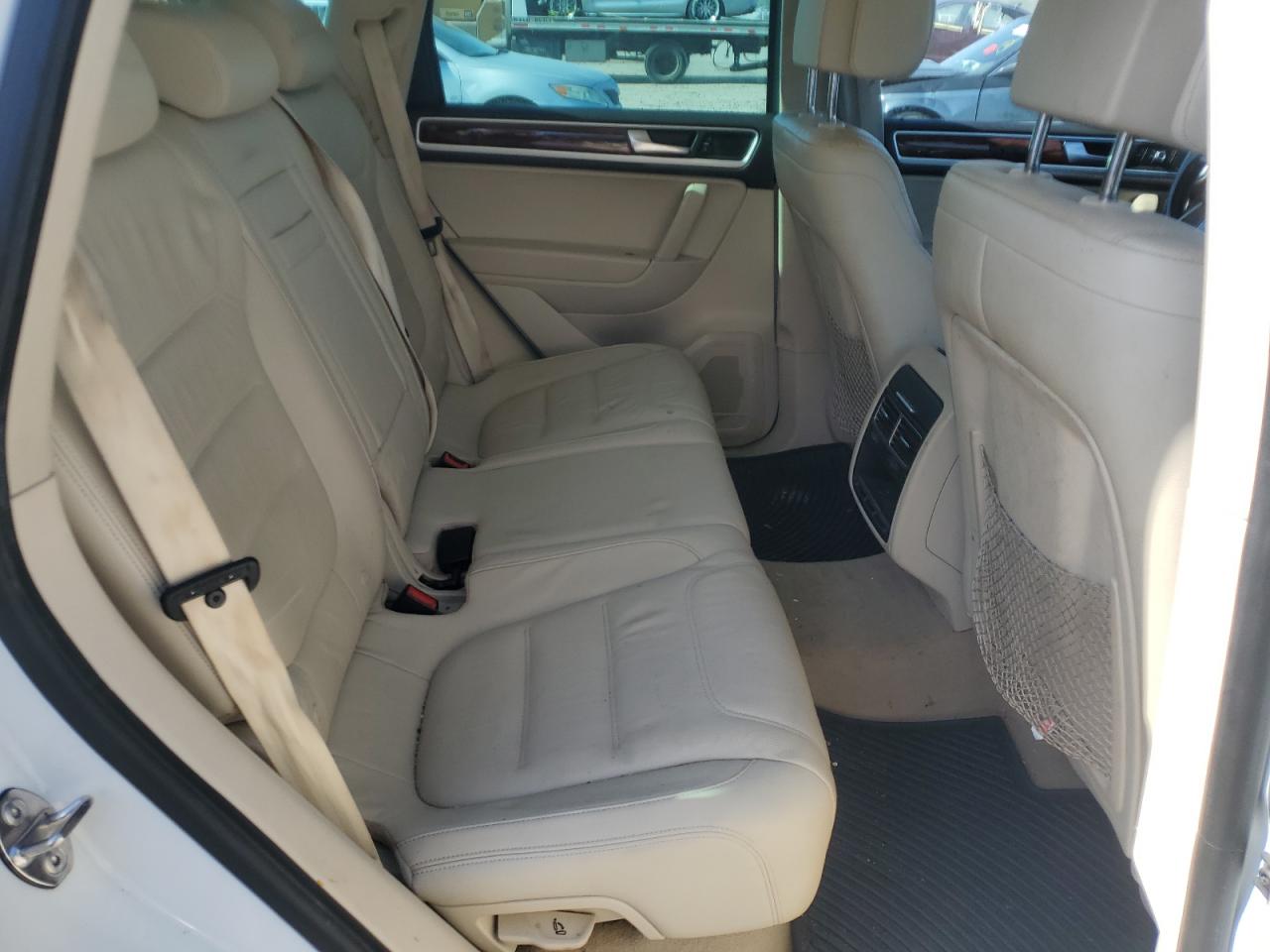 2014 Volkswagen Touareg VIN WVGEF9BP7ED001211 Copart auction photo, front end / minor dent/scratches damage thumbnail 11