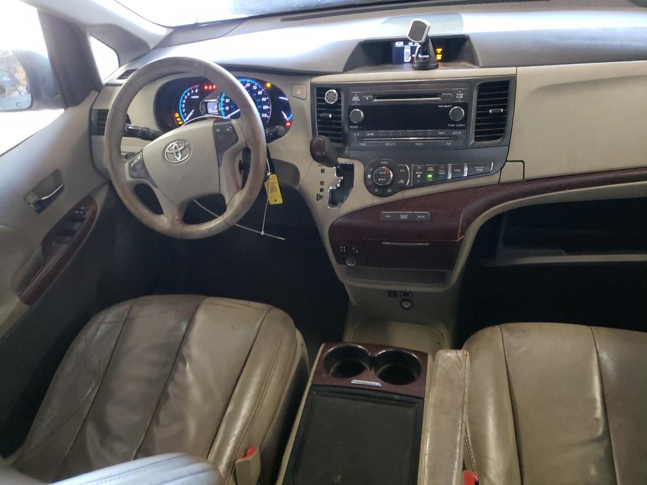 2013 Toyota Sienna VIN 5TDDK3DC6DS056111 Copart auction photo, front end / minor dent/scratches damage thumbnail 8