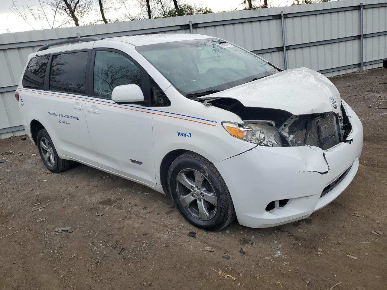 2016 Toyota Sienna VIN 5TDKK3DC2GS733778 Copart auction photo, front end damage thumbnail 4