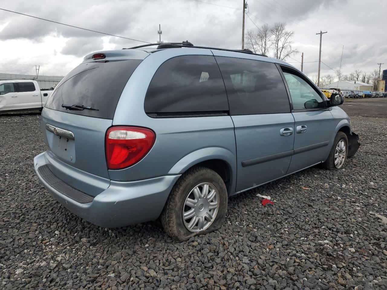 2005 Chrysler Town & Country VIN 1C4GP45R15B367817 Copart auction photo, side / front end damage thumbnail 3
