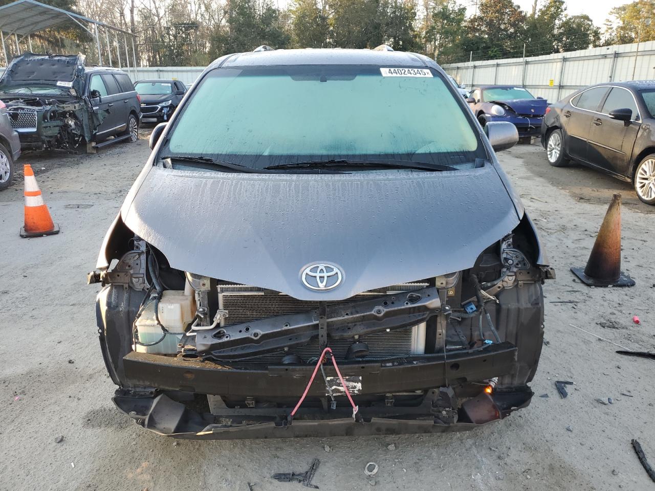 2011 Toyota Sienna VIN 5TDJK3DCXBS020759 Copart auction photo, front end damage thumbnail 5