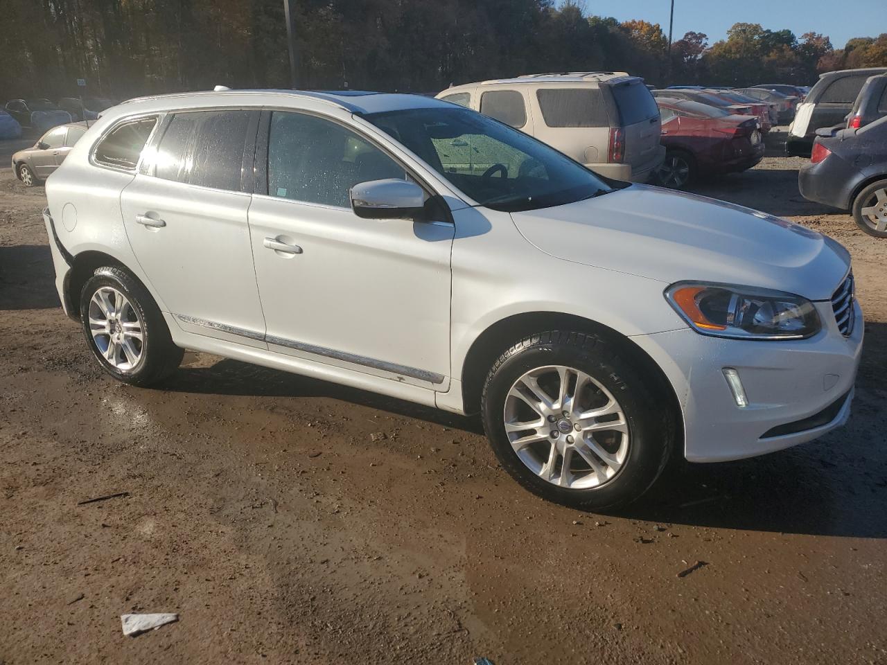 2016 Volvo XC60 VIN YV4612RK1G2783686 Copart auction photo, rear end / minor dent/scratches damage thumbnail 4