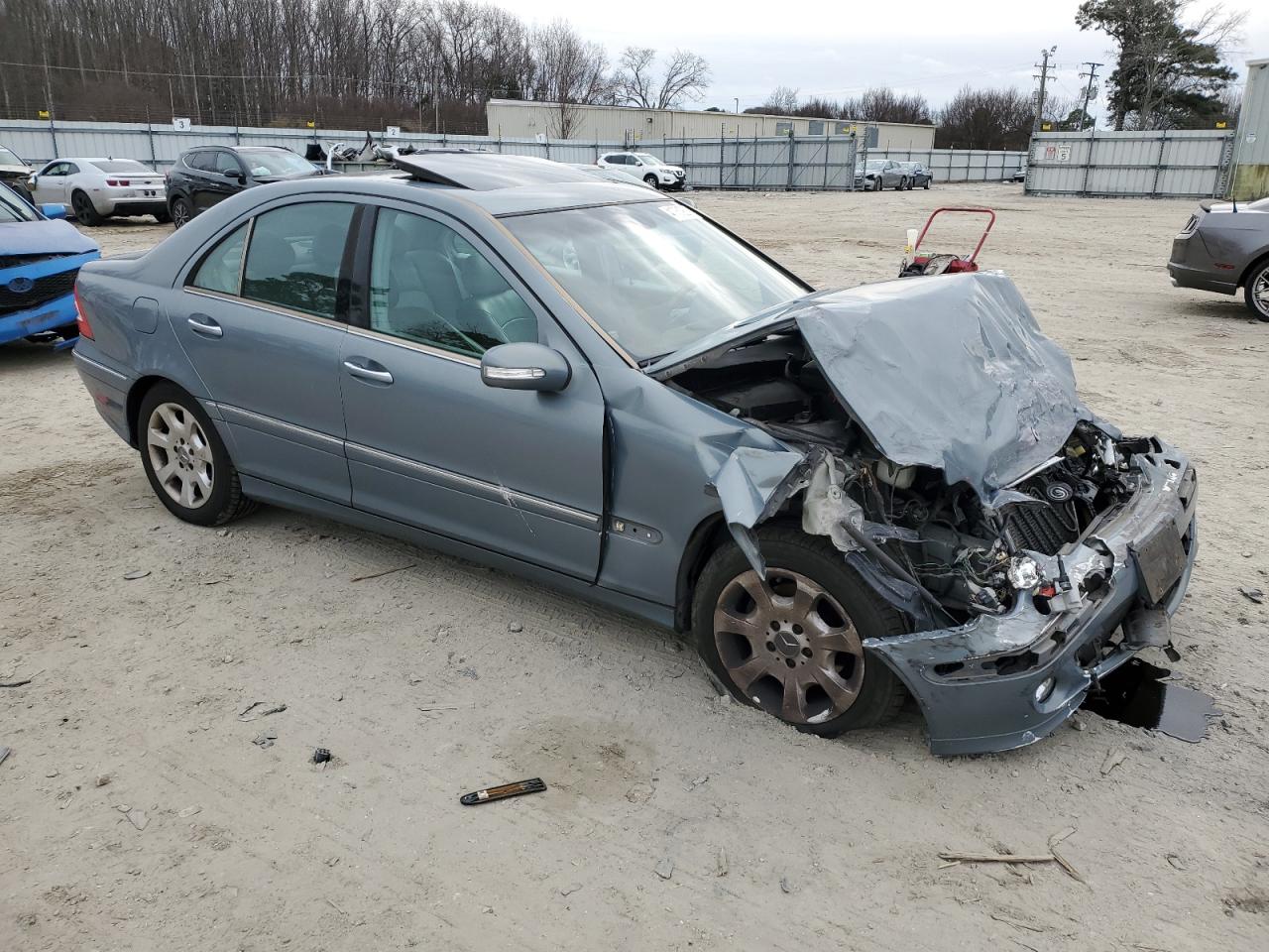 2005 Mercedes-Benz C-klasse VIN WDBRF61JX5F577623 Copart auction photo, front end damage thumbnail 4