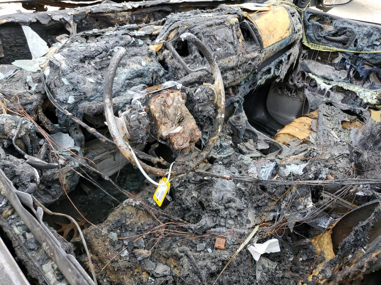 2019 Toyota Highlander VIN 5TDJZRFH1KS565353 Copart auction photo, burn damage thumbnail 8