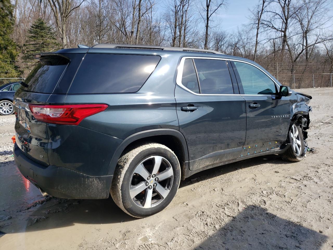 2021 Chevrolet Traverse VIN 1GNEVHKW4MJ117420 Copart auction photo, front end / side damage thumbnail 3