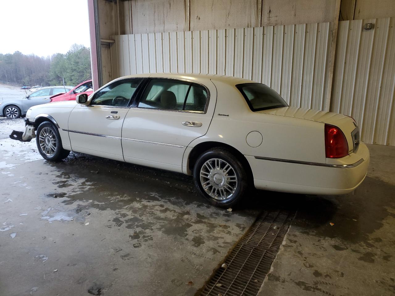 2006 Lincoln Town Car VIN 1LNHM85V66Y611960 Copart auction photo, front end / rear end damage thumbnail 2