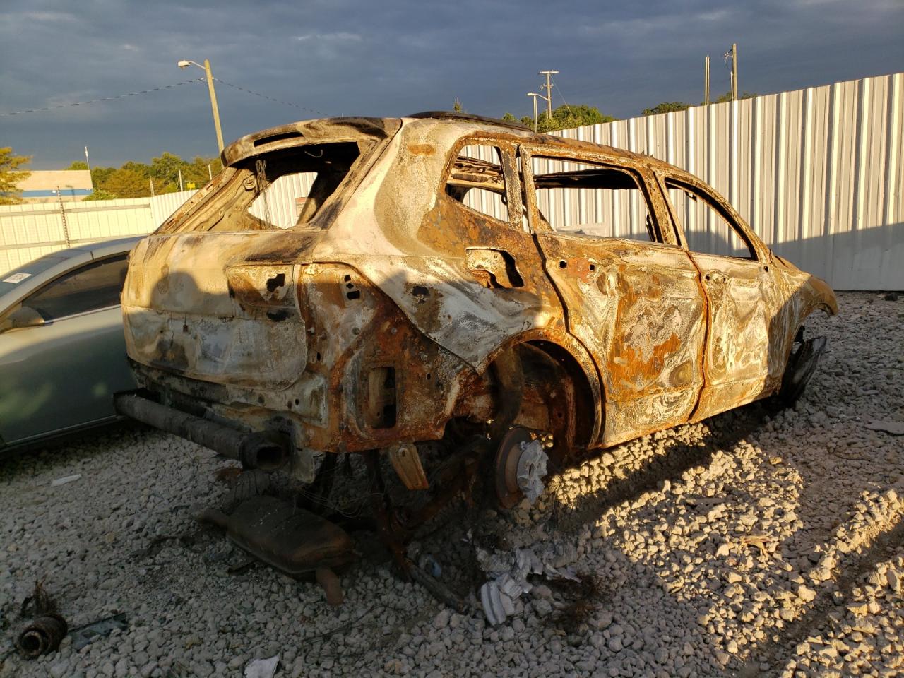 2018 Volkswagen Tiguan VIN 3VV4B7AX4JM174637 Copart auction photo, burn damage thumbnail 3