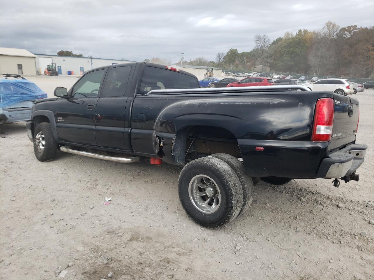 2004 Chevrolet Silverado VIN 1GCJC39124E137216 Copart auction photo, side / front end damage thumbnail 2
