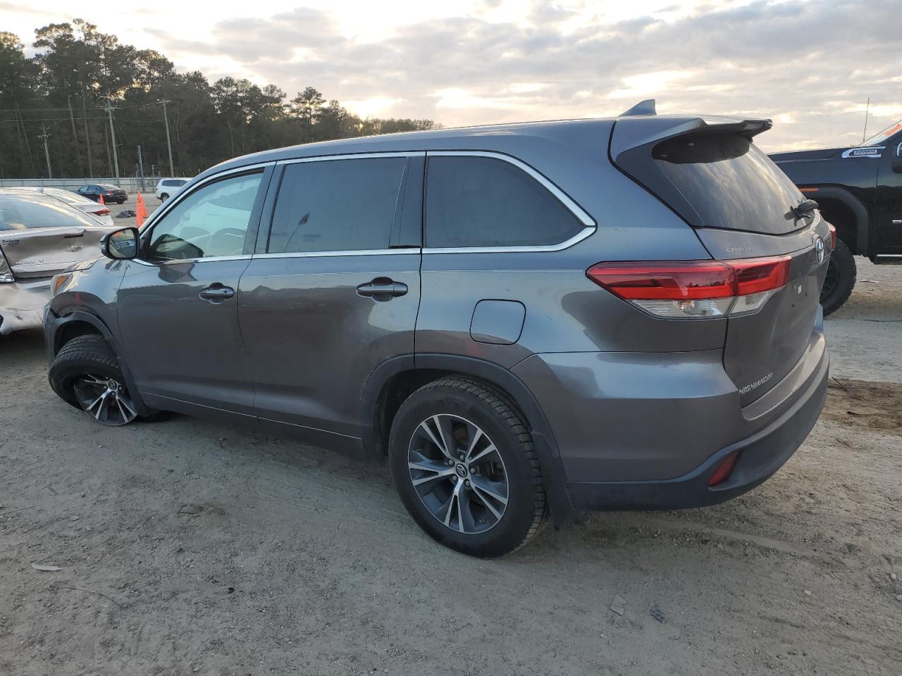 2018 Toyota Highlander VIN 5TDBZRFH3JS862563 Copart auction photo, rollover damage thumbnail 2