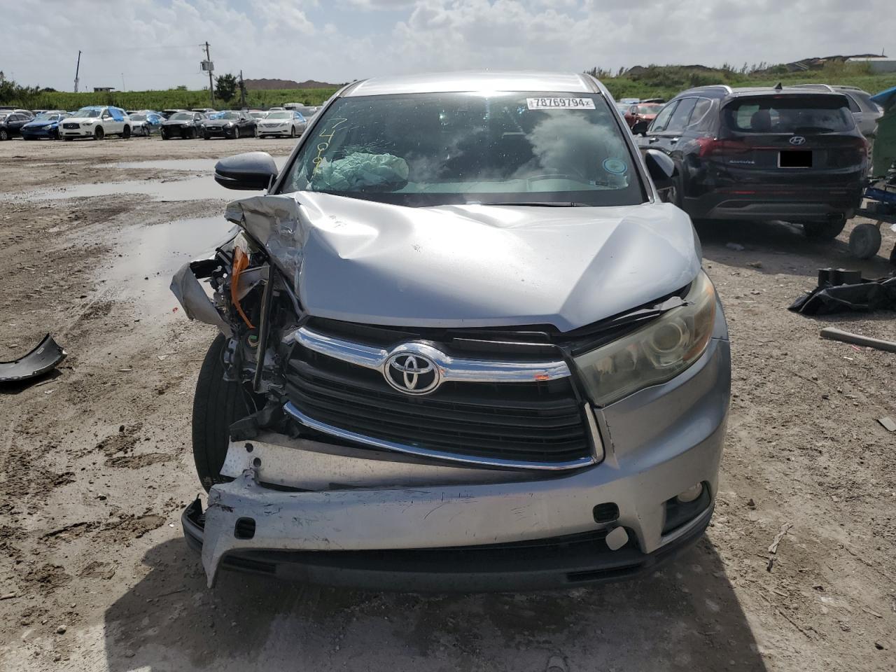 2016 Toyota Highlander VIN 5TDZKRFH7GS157499 Copart auction photo, front end / minor dent/scratches damage thumbnail 5
