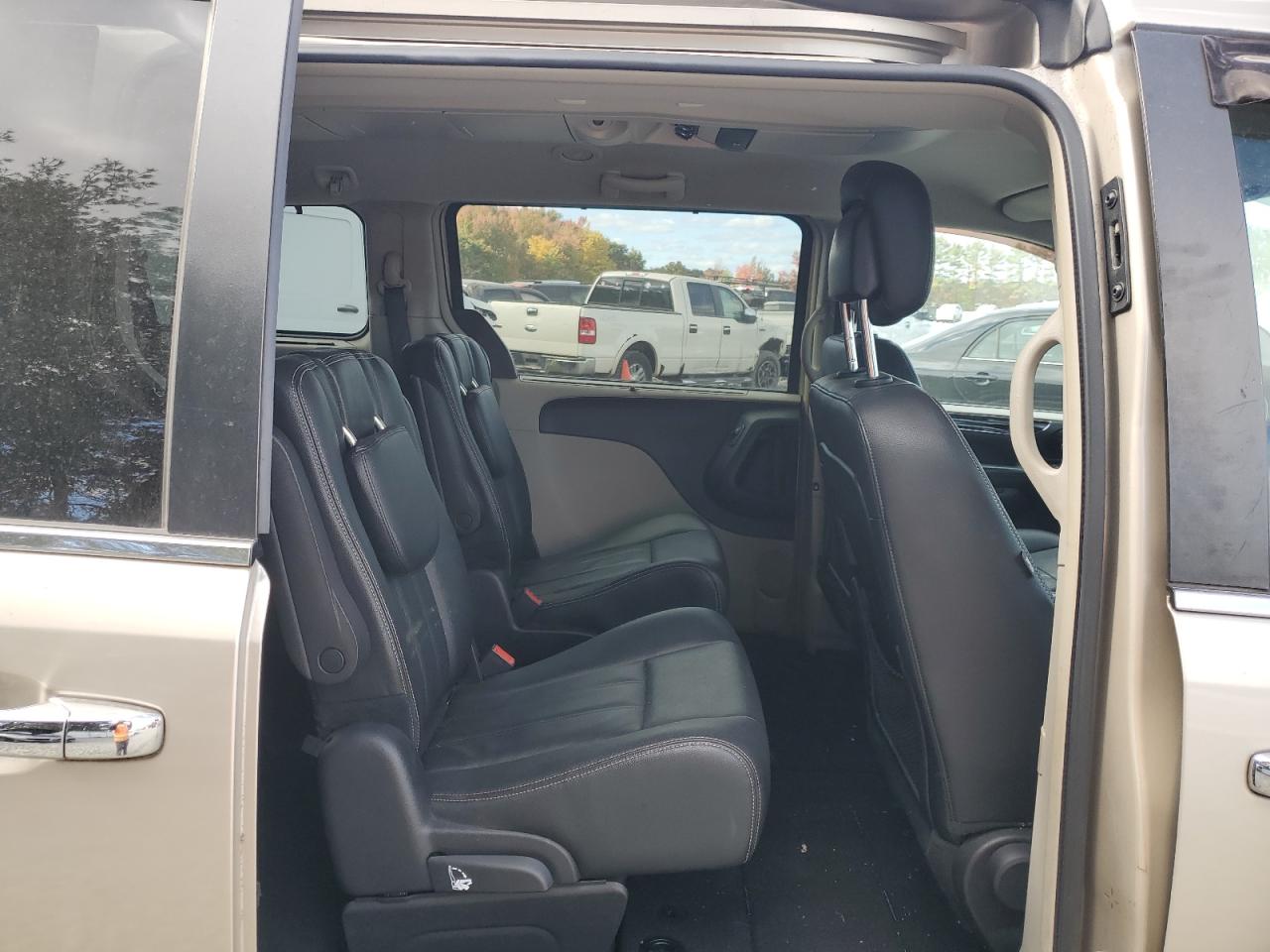 2016 Chrysler Town & Country VIN 2C4RC1BG6GR304237 Copart auction photo, front end damage thumbnail 11