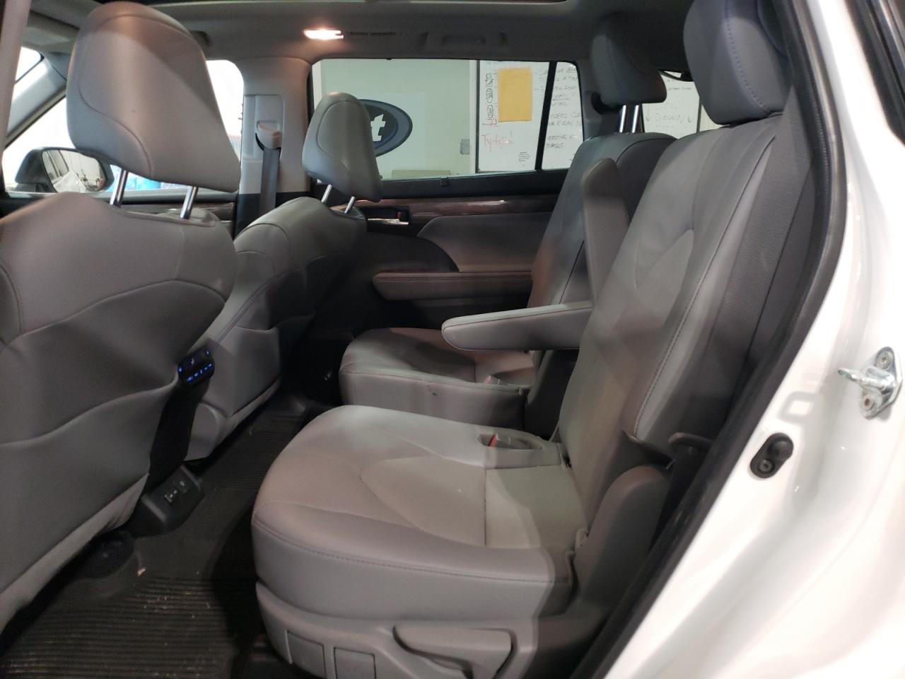 2022 Toyota Highlander VIN 5TDFZRBH6NS181763 Copart auction photo, all over damage thumbnail 11