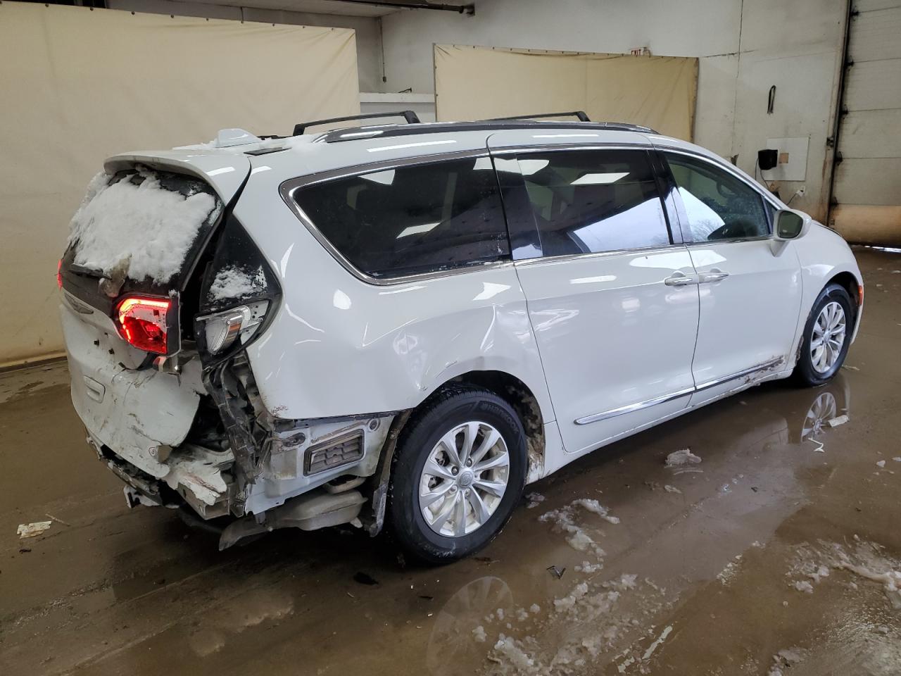 2018 Chrysler Pacifica VIN 2C4RC1BG2JR113776 Copart auction photo, rear end / minor dent/scratches damage thumbnail 3