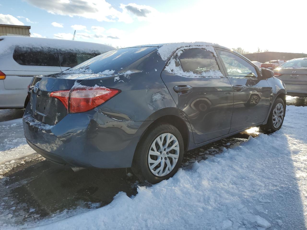 2018 Toyota Corolla VIN 5YFBURHE8JP789748 Copart auction photo, front end / side damage thumbnail 3
