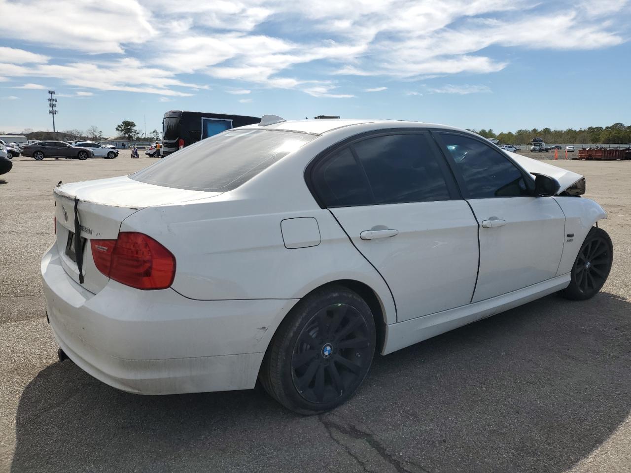 2011 BMW 3er VIN WBAPK5G56BNN24859 Copart auction photo, front end / minor dent/scratches damage thumbnail 3