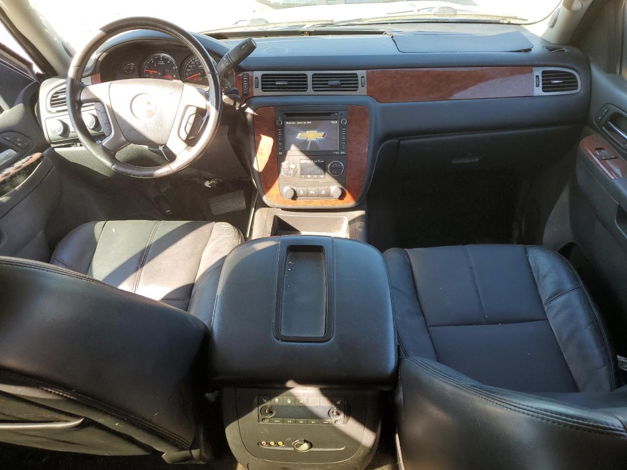 2014 Chevrolet Suburban VIN 1GNSKJE75ER233770 Copart auction photo, side / front end damage thumbnail 8