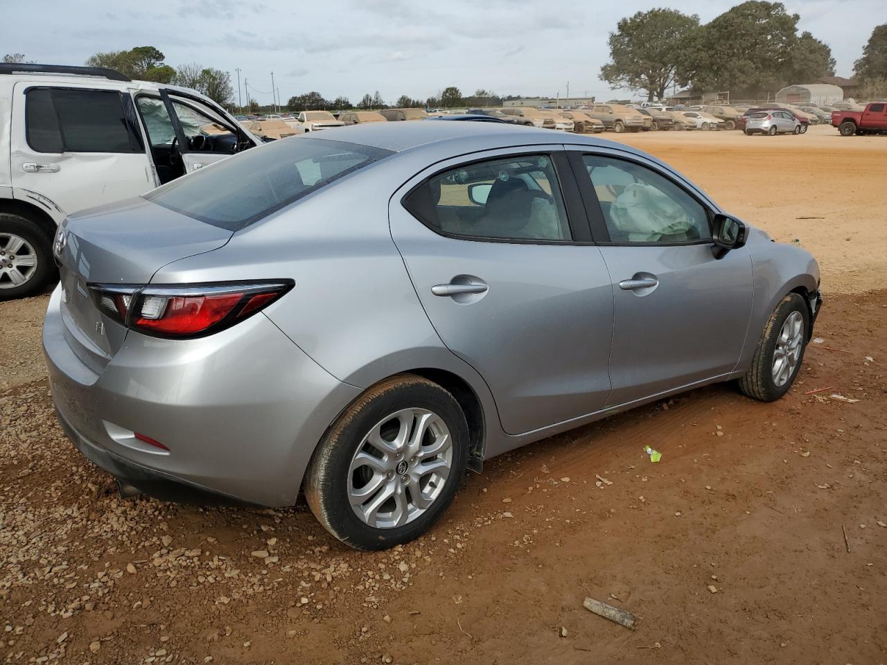 2017 Toyota Yaris VIN 3MYDLBYV4HY174760 Copart auction photo, front end damage thumbnail 3