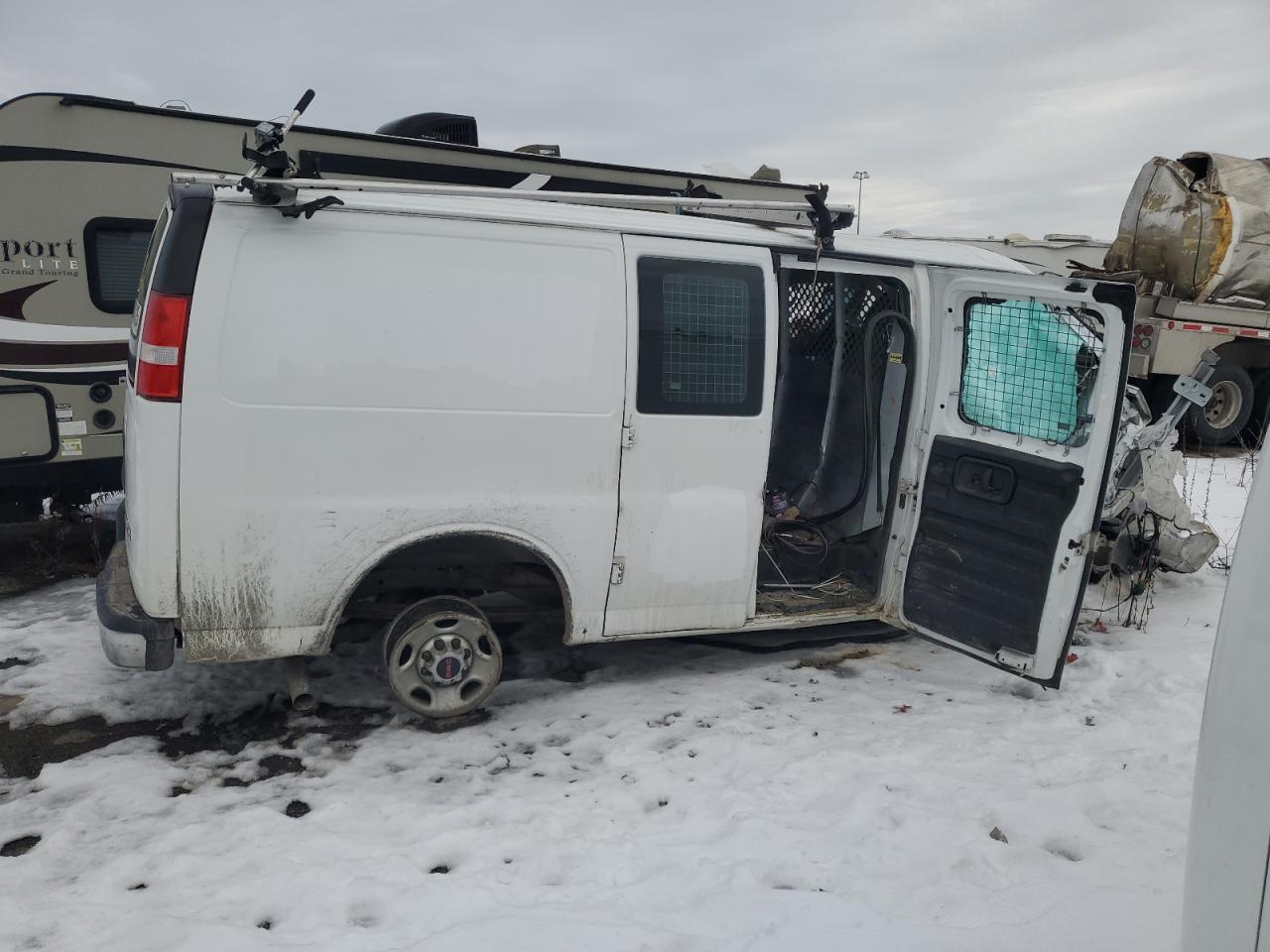 2016 GMC Savana VIN 1GTW7AFF4G1266147 Copart auction photo, front end / side damage thumbnail 3