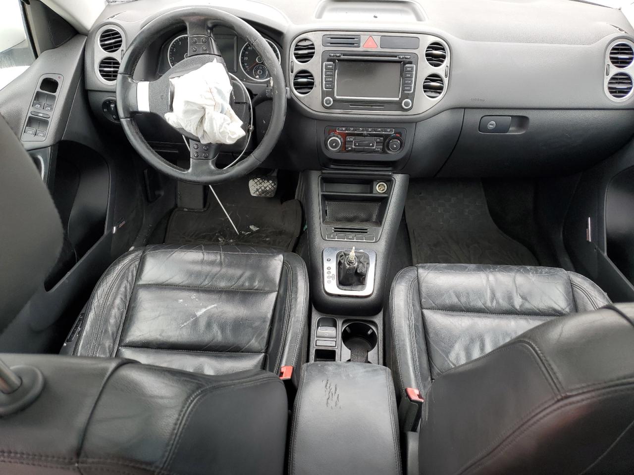 2010 Volkswagen Tiguan VIN WVGAV7AX9AW513493 Copart auction photo, front end / minor dent/scratches damage thumbnail 8