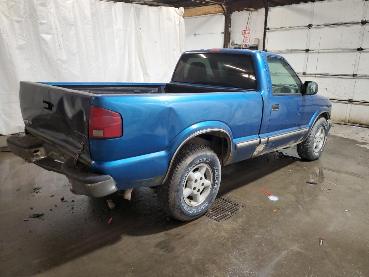2000 Chevrolet S-10 Pickup VIN 1GCDT14W6YK185636 Copart auction photo, rear end / minor dent/scratches damage thumbnail 3