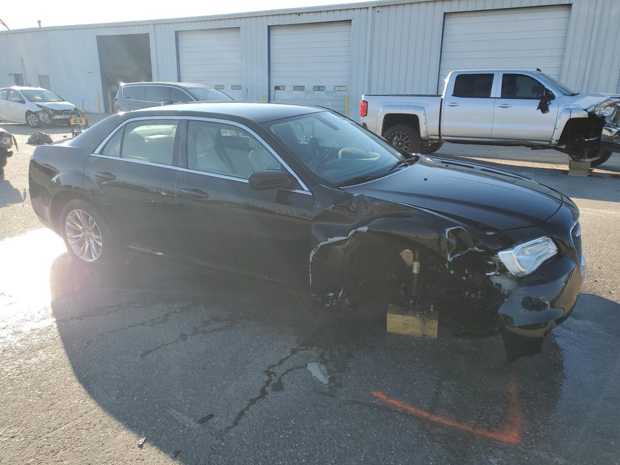 2018 Chrysler 300 VIN 2C3CCAAG7JH281902 Copart auction photo, front end / side damage thumbnail 4