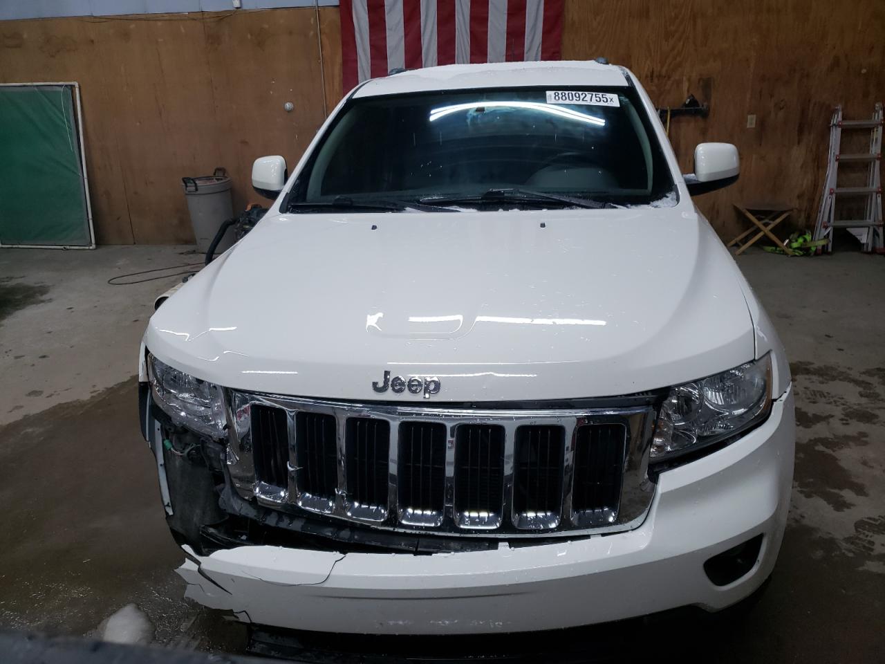 2011 Jeep Grand Cherokee VIN 1J4RR4GG3BC550232 Copart auction photo, front end / minor dent/scratches damage thumbnail 5